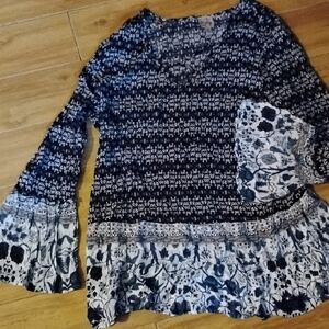 Como Vintage Vneckline Bell Sleeve Blue and White Patterned Tunic Top